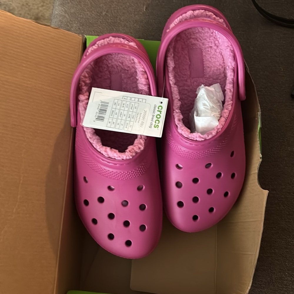 CROCS woman’s Fuchsia Slippers